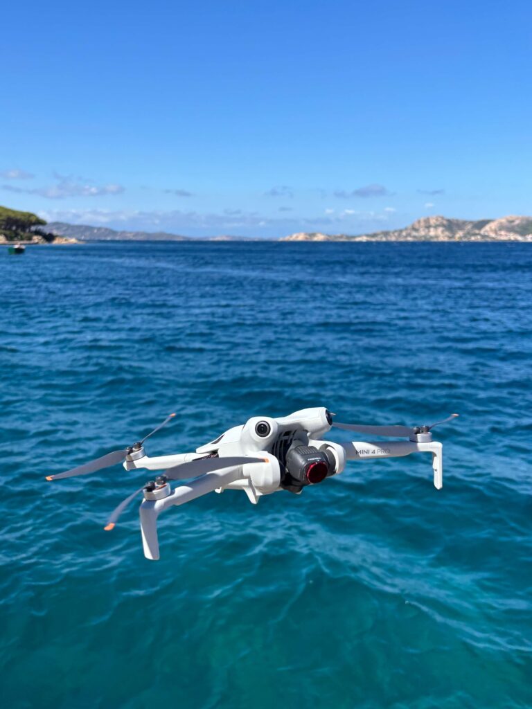 Dronebeeld van een boot op het water