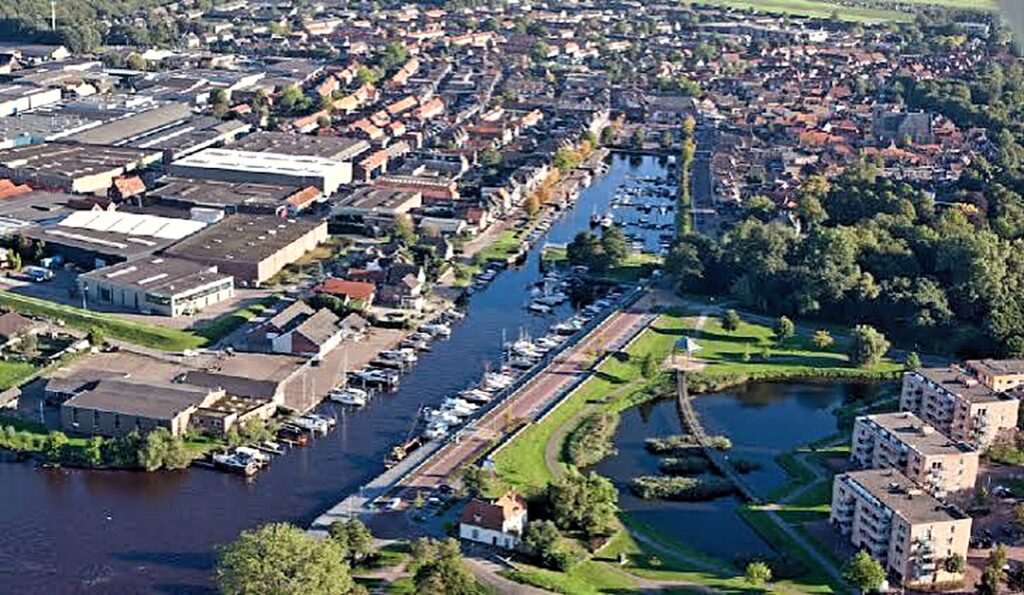 Luchtfoto van Genemuiden met de haven, bedrijfspanden en woonwijken
