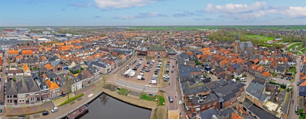 Panoramische luchtfoto van het centrum van Genemuiden met het marktplein, de kerk en het water